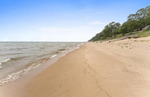 Cottage with Private Lake Access! Short distance to town - Foto 1