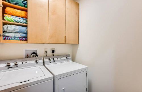 Modern Cabin Near Cheney Lake W Pool and Hot Tub - Foto 49