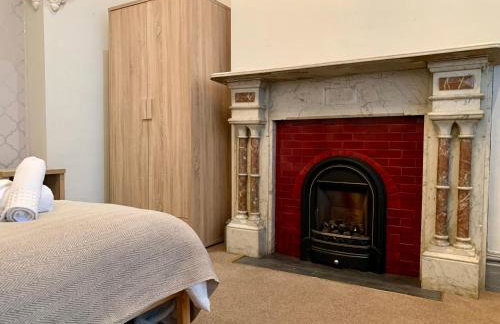 6BR Home with Parking Near Wolverhampton - Foto 49
