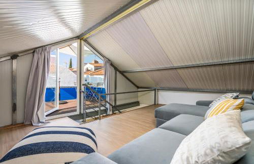 Host Wise - Elegant Loft with Historic Charm & Terrace - Foto 13