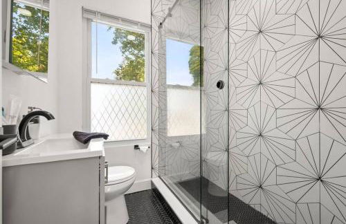 NYC Access 4BR Duplex Sleeps 10, Free Parking - Foto 29