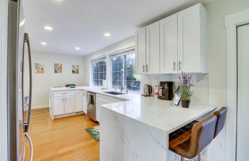 Modern Kirkland Home with Sauna and Outdoor Fireplace - Foto 8