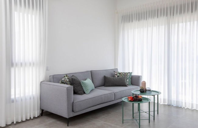 Chic Sea View Balcony Escape by Sea N' Rent - Foto 12