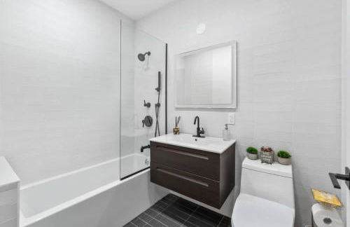 Top Notch 2BR & 2BA Suite Minutes to Central Park - Photo 34