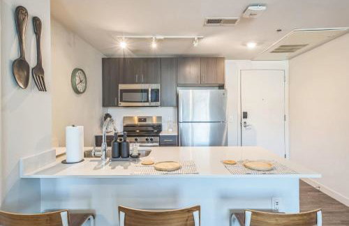 Chic and Modern Getaway with Gym 5 Min to Downtown - Foto 10