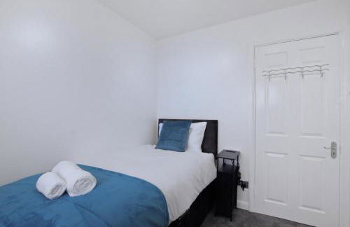Stylish Cosy 2-Bed flat, fast Wi-Fi, Sky Sports, Sky Cinema & Netflix plus 2 free Parking bays - Foto 6