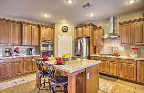 Family Gem in Phoenix with Saltwater Pool and Theater - Foto 13