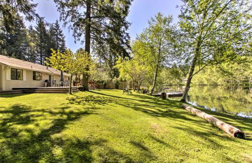 Quiet Lakefront Olympia Home with Dock on Half Acre - Foto 28