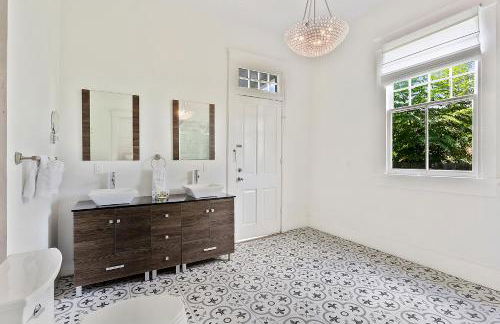 Modern Victorian House With Relaxing Courtyard - Near FQ - Foto 10