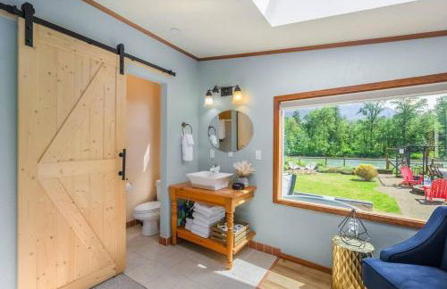 Riverfront Paradise w/ Hot Tub--Little River House - Foto 11