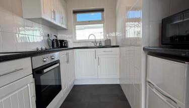 116, Two bed Chalet on California Sands Holiday Park - Sleeps 5, pet friendly, includes FREE pool passes, Free Entry to Clubhouse - plus Electric, WiFi, bed linen and towels all included - only 300m from the beach! - Foto 5