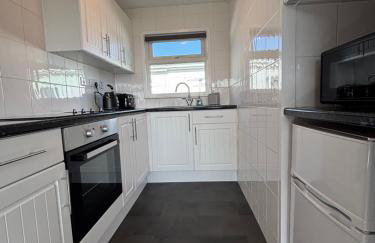 116, Two bed Chalet on California Sands Holiday Park - Sleeps 5, pet friendly, includes FREE pool passes, Free Entry to Clubhouse - plus Electric, WiFi, bed linen and towels all included - only 300m from the beach! - Photo 5
