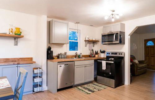 Madrona's Guesthouse- Convenient location, pet friendly - Foto 14