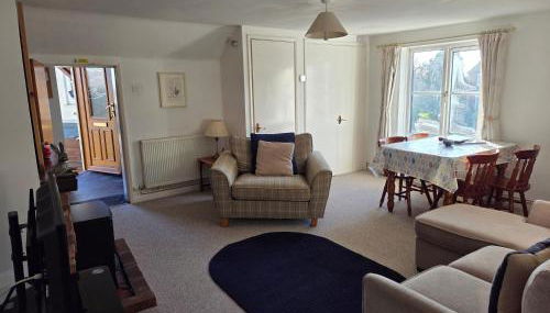 Two Bed First Floor Apartment in Village location - Foto 1