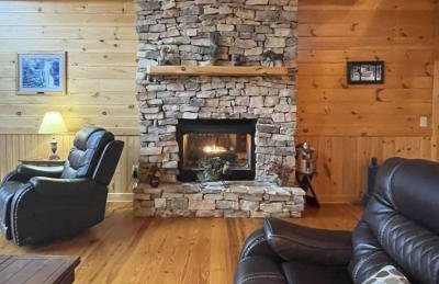 Deluxe log cabin! Pet and motorcycle friendly - enjoy nature with family and friends! 3 Bedroom Cabin by RedAwning - Foto 12