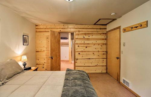 Trego Cabin with Mtn Views, Easy Access to Lake - Foto 16