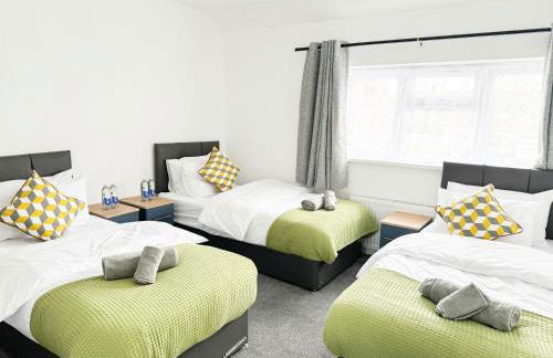 "The Cromwell" I Contractor's Haven Borehamwood I 3 - 6 Beds I Free Parking, Netflix & Sky Sports - Foto 3