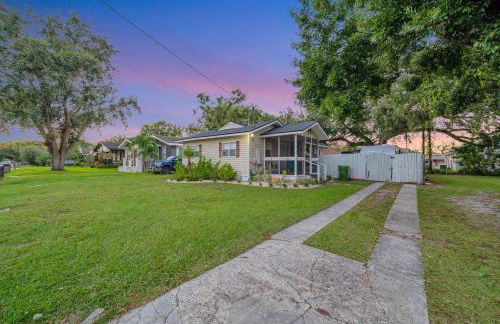 Family & Pet Friendly Getaway with Porch Fire Pit & Yard - Foto 17