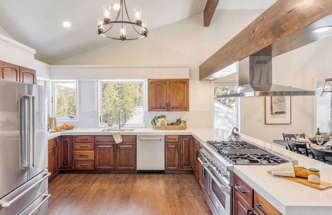 Explorer by Avantstay Close to Slopes! Game Room, Guest Suite, Hot Tub - Photo 9