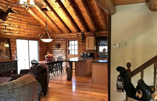 Charming Log Cabin Getaway with Private Hot Tub near Decatur, Illinois - Foto 18