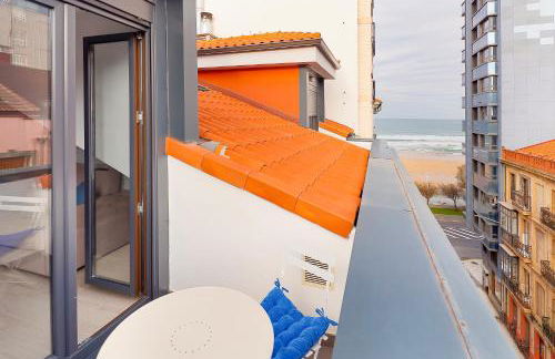 Ático con terraza en playa de San Lorenzo - Foto 2