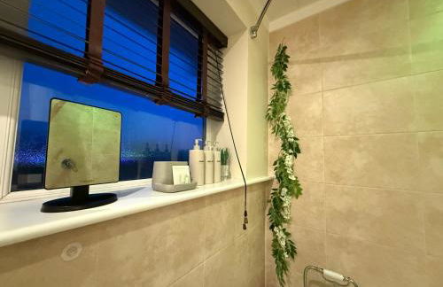 Stunning 2 Bedroom Bungalow - Free Parking - Convenient Location - Foto 15