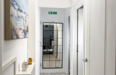 'The Elegant Comfort' - A Stunning Luxury 2-Bed Flat with Private Garden & Patio - Free Parking - Photo 31