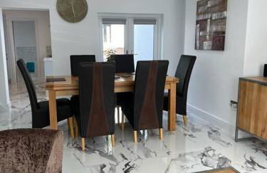 Clare Street - 3 bedroom house with private parking - Photo 1