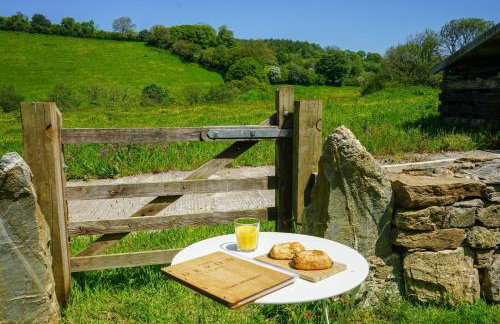 Escape to an Idyllic Countryside Couple's Retreat - Photo 34