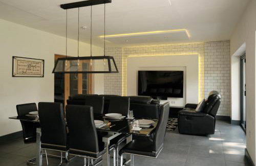 Modern Spacious House - Sleeps 16, Free Parking, Sun Terrace - Foto 23