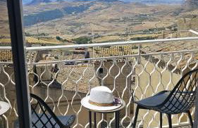 Modern Hillside Retreat with Panoramic Views - Foto 13