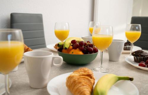 Stylish 4BR House, Sleeps 7, High-Speed Wi-Fi, Long Stay Friendly - Foto 50