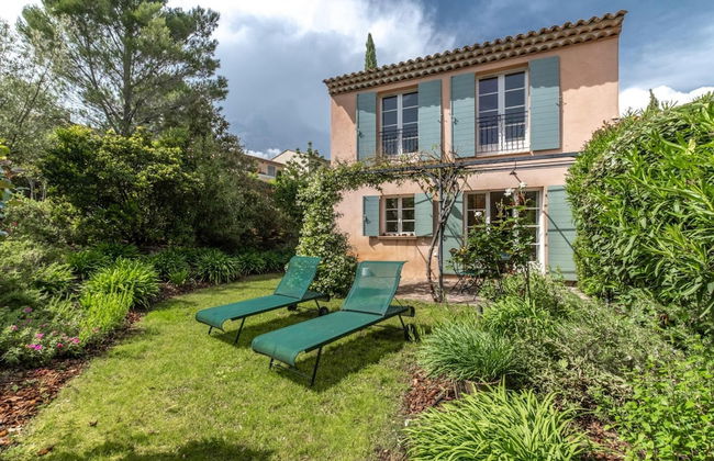 La Motte Resort Near Beach - Photo 1