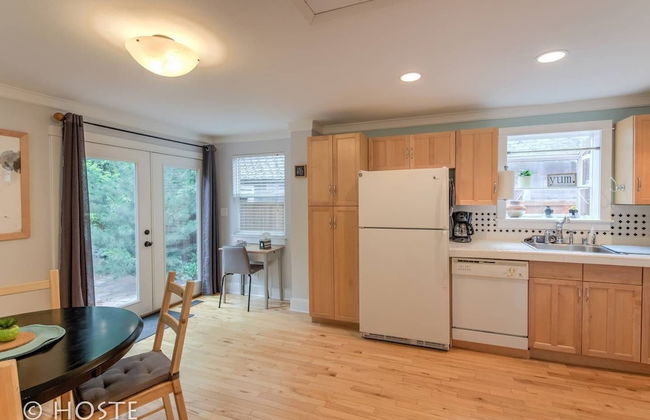 Perfect Cottage Downtown Great Patio! - Photo 14