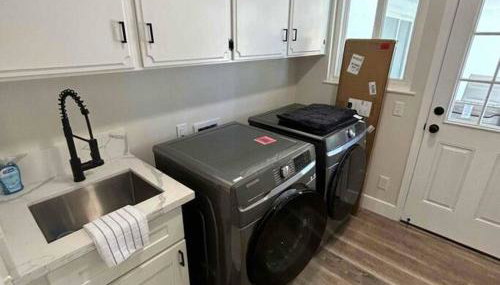 Home in the City: 4BR Fresno Retreat w POOL - Foto 2
