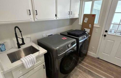 Home in the City: 4BR Fresno Retreat w POOL - Photo 2