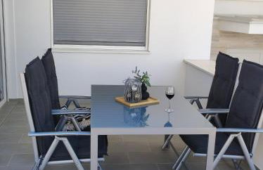 Dolphin view with a pool by the beach - Foto 19