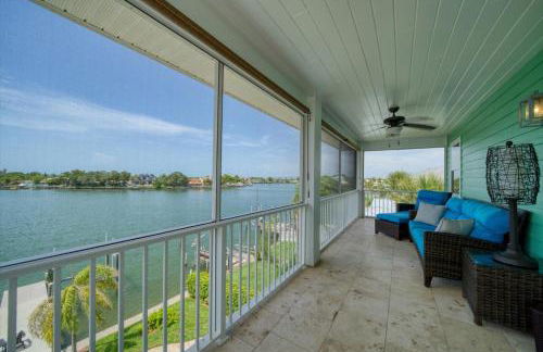 Waterfront Luxury w/ Heated Salt Pool & Golf Cart - Foto 29