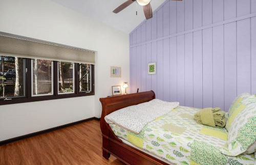 Chicadees Lake Lookout - A wood-burning fireplace, beautiful lake views, king and queen bedrooms, deck dining, and easy access t - Foto 27