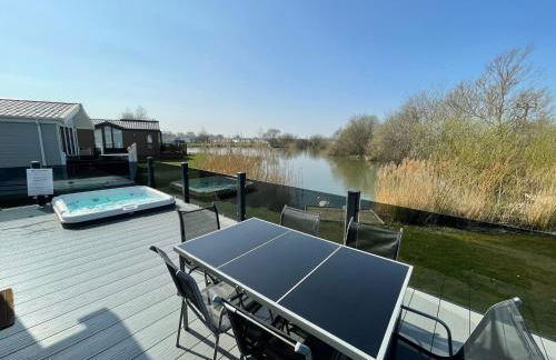 Indulgence Lakeside Lodge i3 with hot tub, private fishing peg situated at Tattershall Lakes Country Park - Foto 17