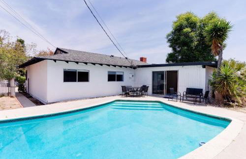 Charming 5 Bedroom Granada Hills House with Pool - Foto 29