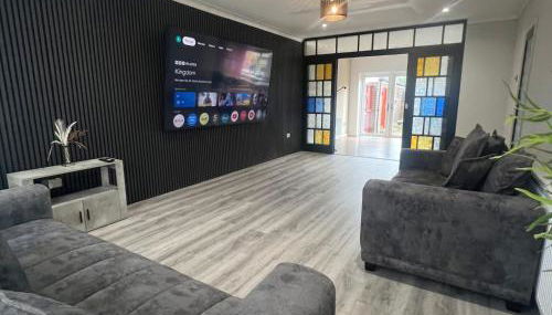 Stylish family home with cinema-style lounge near Blackpool - Foto 1