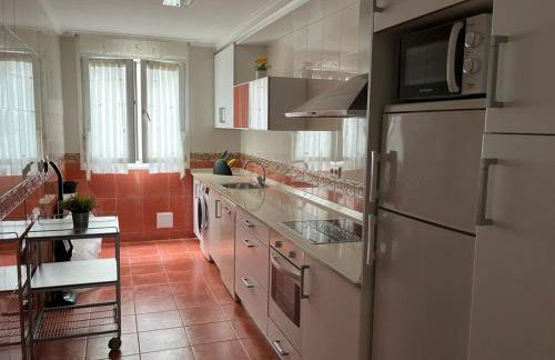 Piso en el centro de Laredo a pie de playa - Foto 4