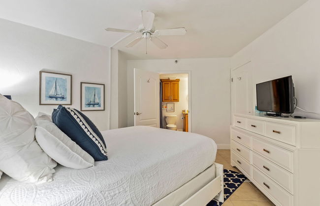 Ocean View Suite w Pool Hot Tub Beach Access - Photo 9