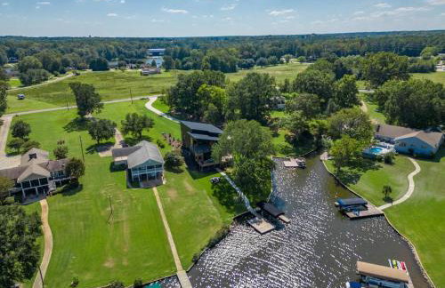 6BR Lakefront Private Dock & Bonfire Sleeps 12 - Foto 26