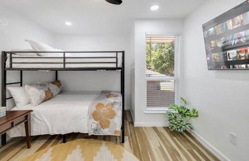 Arlington Entertainment District Home Green & White Door - Foto 31