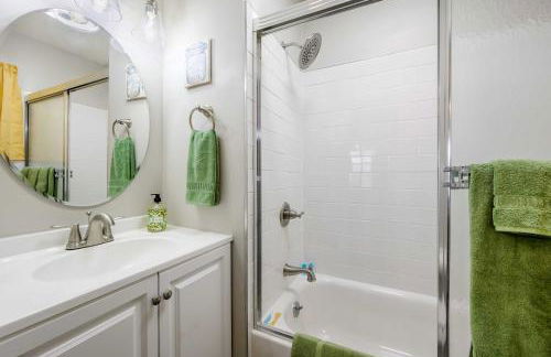 Hook, Line and Leisure Lakefront Gem with Porch! - Foto 26