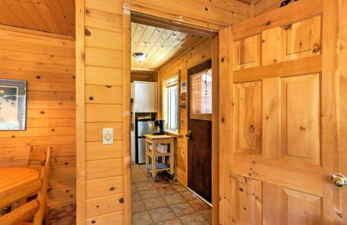 Romantic Riverfront Cottage - 1 Mile to Winthrop! - Foto 11