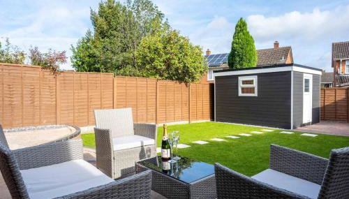 6 Bedroom, 2 Bathroom Modern, Spacious Home - Foto 4