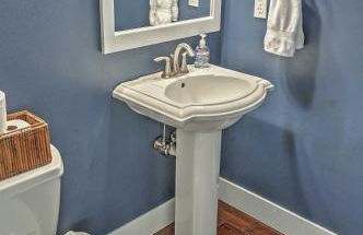 Gorgeous Wapato Point Lakehouse with Private Hot Tub - Foto 16